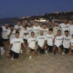 La squadra giallorossa in posa dopo l'allenamento in spiaggia.