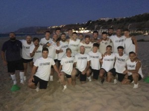 La squadra giallorossa in posa dopo l'allenamento in spiaggia.